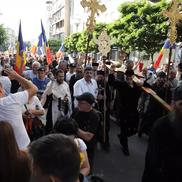Gigi Becali, Alexandru Tudor și preoții înainte de plecarea la marșul prin București. Foto: Eli Driu (Libertatea)