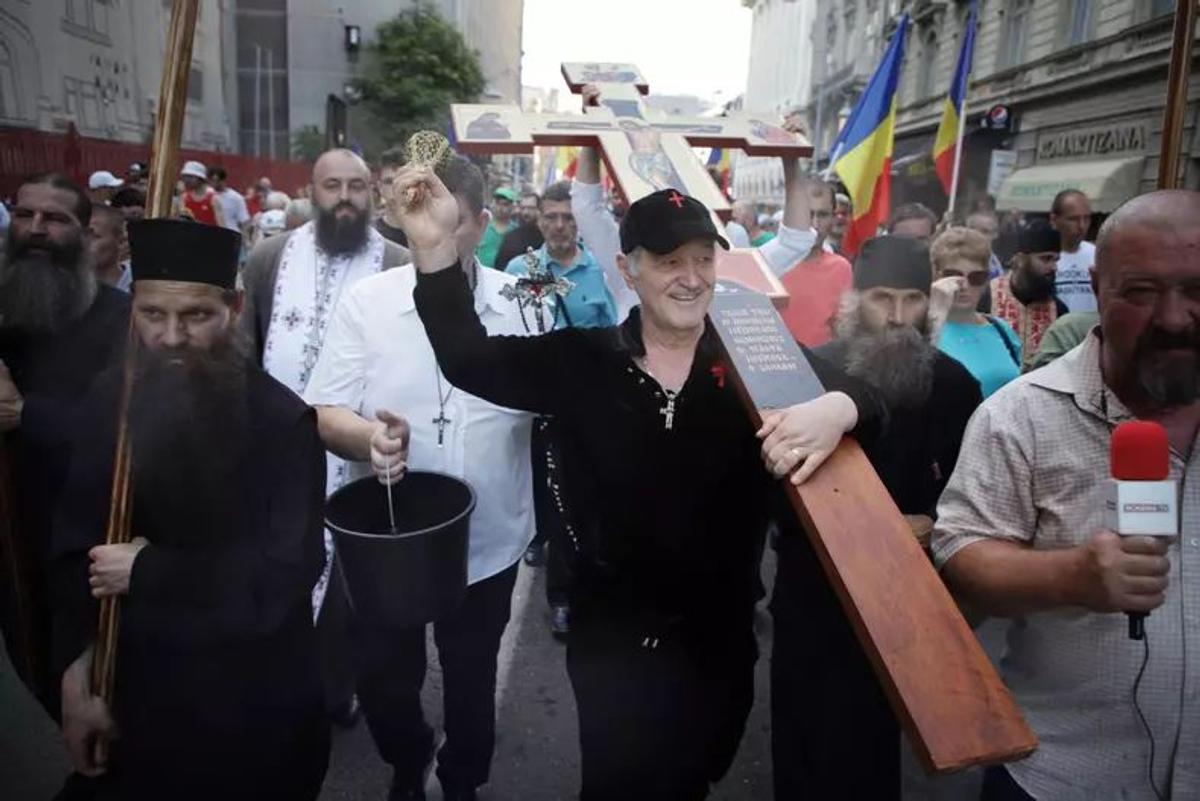 Gigi Becali a ieșit în stradă cu o „armată” de preoți și zeci de susținători: „Sfințesc Calea Victoriei după marșul LGBT” » Imagini incredibile de la Palat și din oraș + Discurs homofob în direct