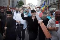 Gigi Becali a ieșit în stradă cu o „armată” de preoți și zeci de susținători: „Sfințesc Calea Victoriei după marșul LGBT” » Imagini incredibile de la Palat și din oraș + Discurs homofob în direct