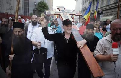 Gigi Becali a ieșit în stradă cu o „armată” de preoți și zeci de susținători: „Sfințesc Calea Victoriei după marșul LGBT” » Imagini incredibile de la Palat și din oraș + Discurs homofob în direct