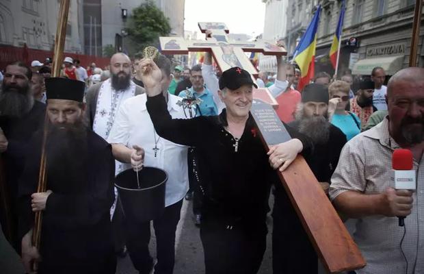 Gigi Becali a ieșit în stradă cu o „armată” de preoți și zeci de susținători: „Sfințesc Calea Victoriei după marșul LGBT” » Imagini incredibile de la Palat și din oraș + Discurs homofob în direct