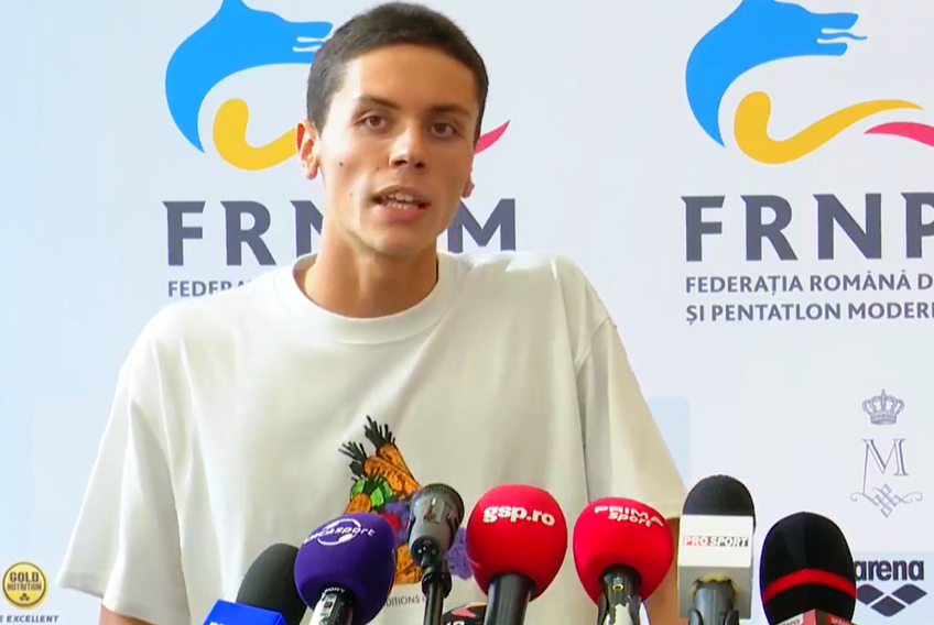 David Popovici, 18 ani, a revenit în această dimineață în România, după Campionatele Mondiale de la Fukuoka, Japonia