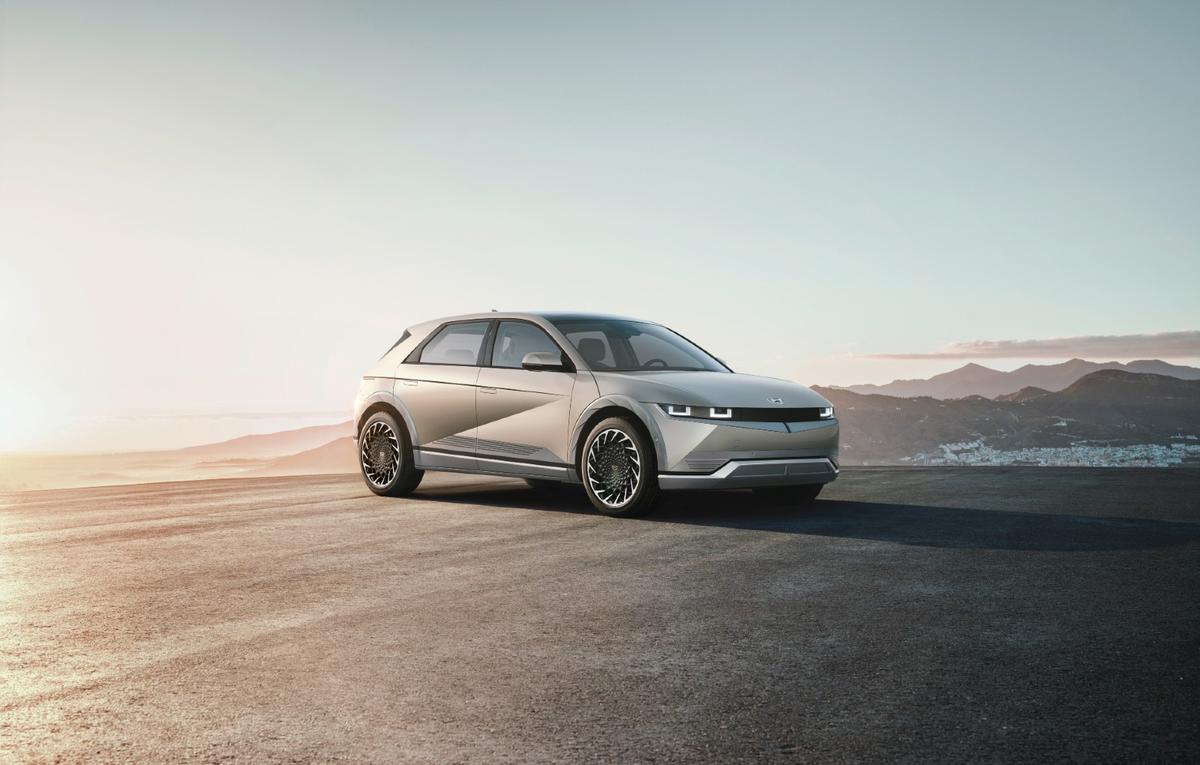 Ion Țiriac i-a făcut cadou lui David Popovici o limuzină electrică, Hyundai Ioniq 5