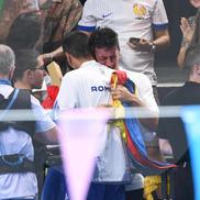 David Popovici și Dragoș Ghile, îmbrățișați după cursa de aur olimpic / FOTO: Raed Krishan (GSP.ro)