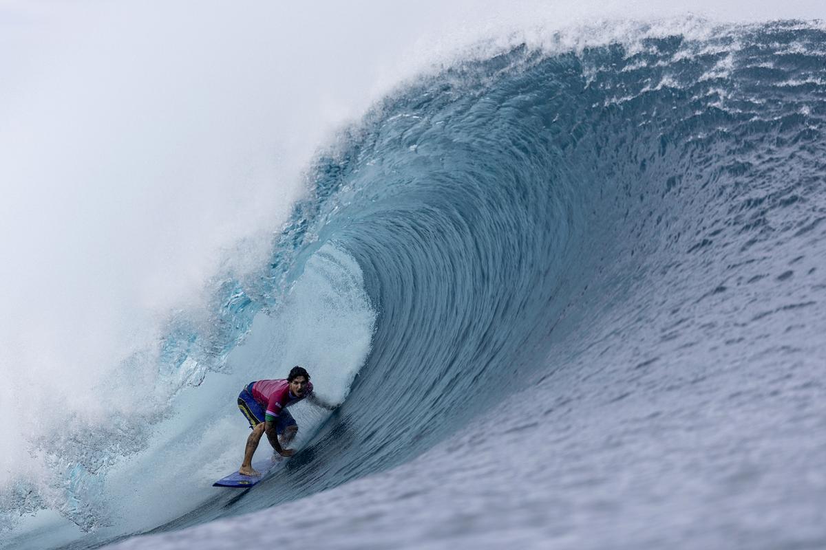 Povestea unei fotografii SUPRAnaturale la Jocurile Olimpice: surferul Gabriel Medina pare că plutește prin aer, oglindit în placa sa de surf