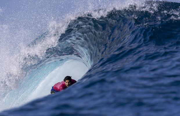 Povestea unei fotografii SUPRAnaturale la Jocurile Olimpice: surferul Gabriel Medina pare că plutește prin aer, oglindit în placa sa de surf
