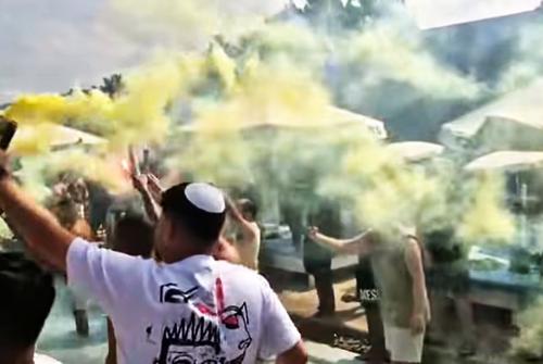 Suporterii lui Beitar, miercuri, la o piscină din București