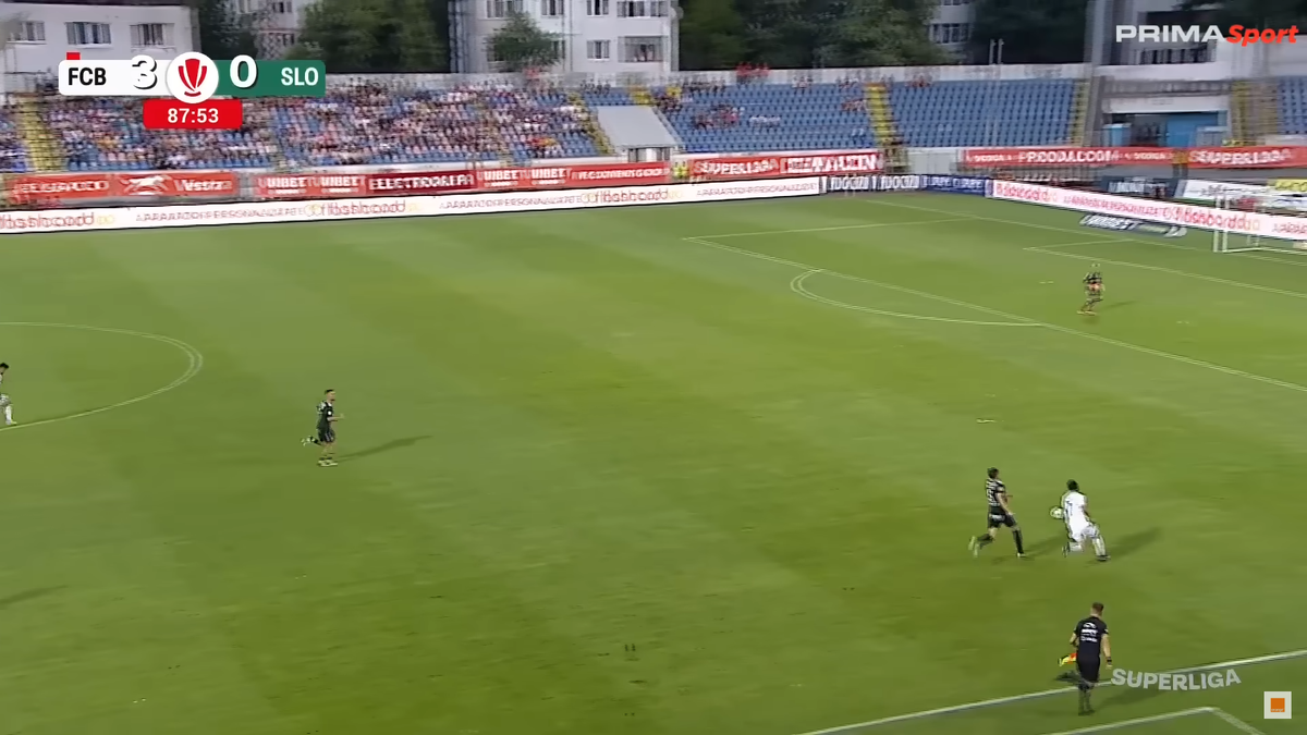 Fotbalistul din Superliga „îi dă o palmă” finanțatorului care îl ironizase: „Părinții mei erau în podul casei, ca să nu-i radă inundațiile, domnule patron!”