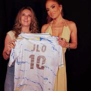 Jennifer Lopez în tricoul lui Carrarese Calcio