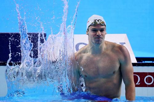 Leon Marchand, bucurându-se de recordul mondial stabilit în semifinalele probei de 200 m mxt de la CM de la Singapore Foto: Guliver / Getty Images