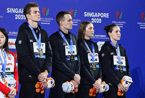 Sportivii ruși sub steag neutru au câștigat medalia de aur în ștafeta mixtă de 4X100 metri combinat la Campionatele Mondiale de natație din Singapore.
