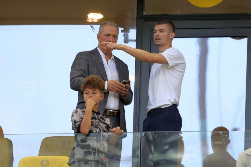 Cum a fost surprins Florin Tănase în tribunele Arenei Naționale, la FCSB - Shkendija // foto: Ionuț Iordache (GSP)