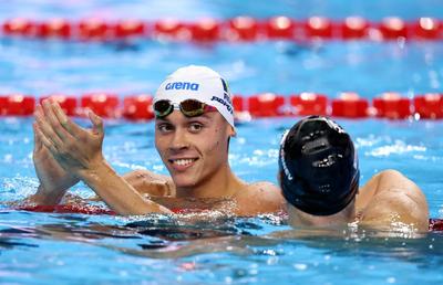Gestul făcut de David Popovici spre americanul Alexy, la câteva secunde după calificarea în finala la 100 m liber