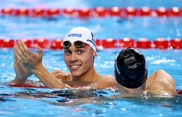 Gestul făcut de David Popovici spre americanul Alexy, la câteva secunde după calificarea în finala la 100 m liber