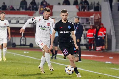 Sergiu Buș, în duel cu Florin Tănase Foto: Sportpictures.eu