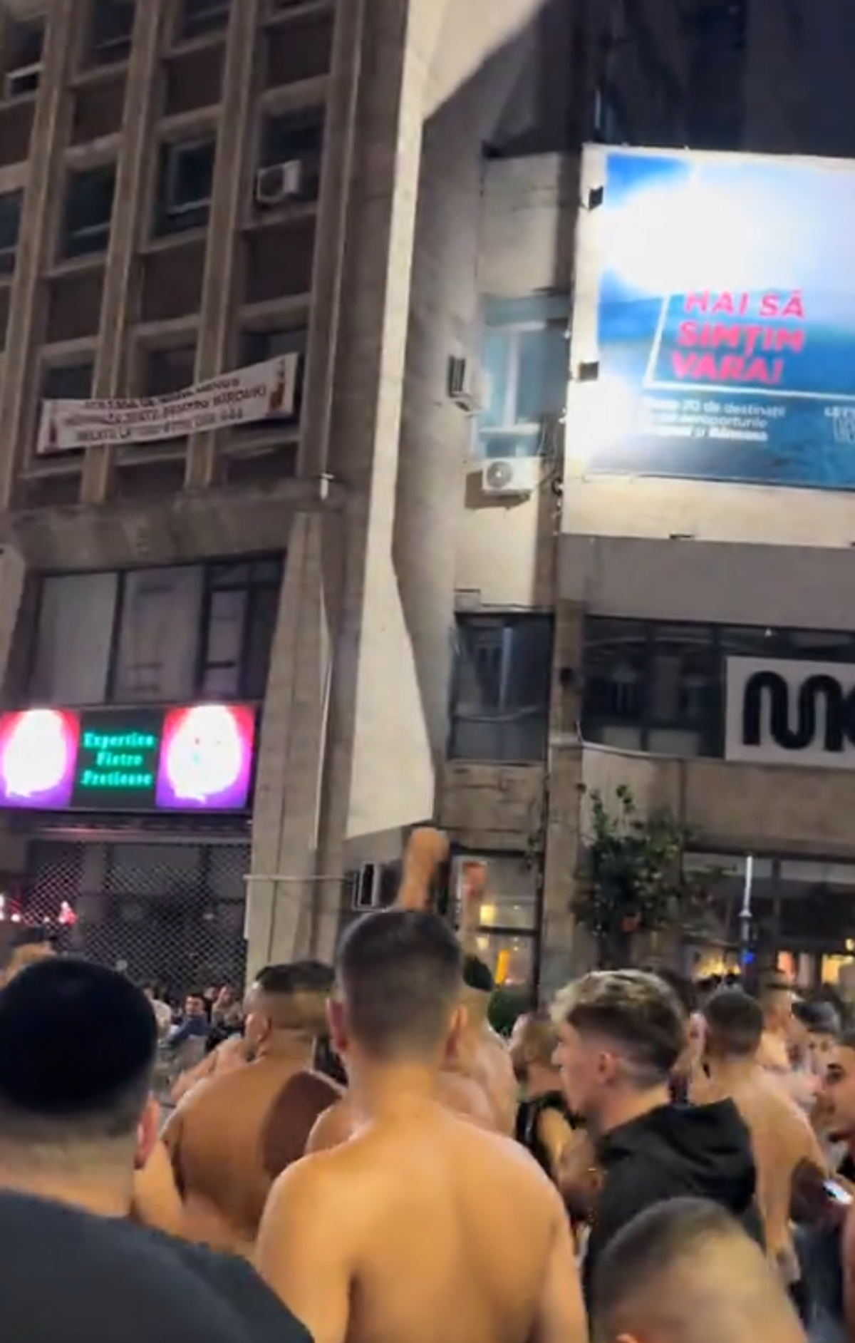 Fanii echipei din Ierusalim au luat cu asalt Bucureștiul: torțe și fumigene pe străzile Capitalei în toiul nopții