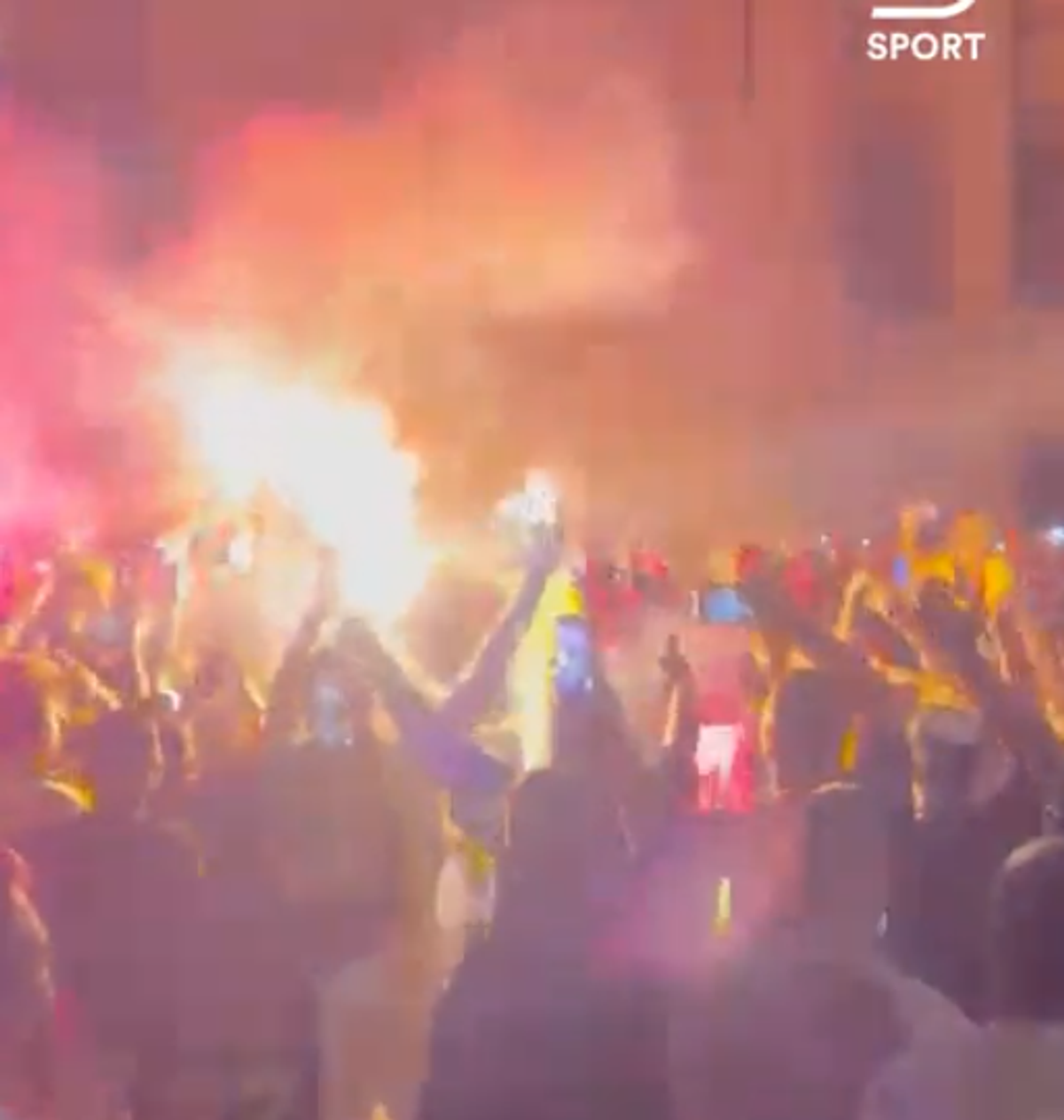 Fanii echipei din Ierusalim au luat cu asalt Bucureștiul: torțe și fumigene pe străzile Capitalei în toiul nopții