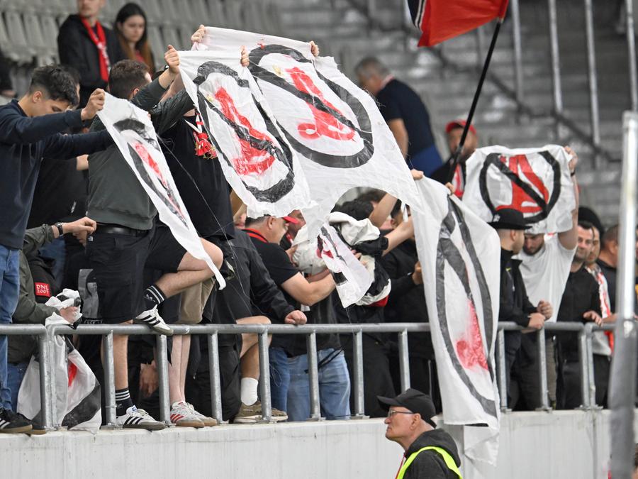 Suporterii lui Dinamo protestează de două luni împotriva conducerii și a siglei actuale. Foto: sportpictures.eu „Am rămas stupefiat!” » Culise INCREDIBILE de la Dinamo! Cine a pornit războiul cu Andrei Nicolescu pe marginea siglei