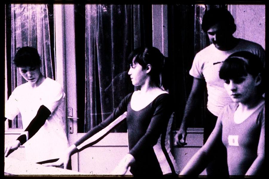Geza Pozsar la lecția de coregrafie cu fetele de la gimnastică: Nadia Comăneci e în mijloc, în dreapta - Teodora Ungureanu Omul din umbră din echipa „Zeiței de la Montreal”: „Nota 10? Meritul Nadiei 80%. Eu – 1%!” + De ce nu vorbește Comăneci despre barbariile lui Karolyi