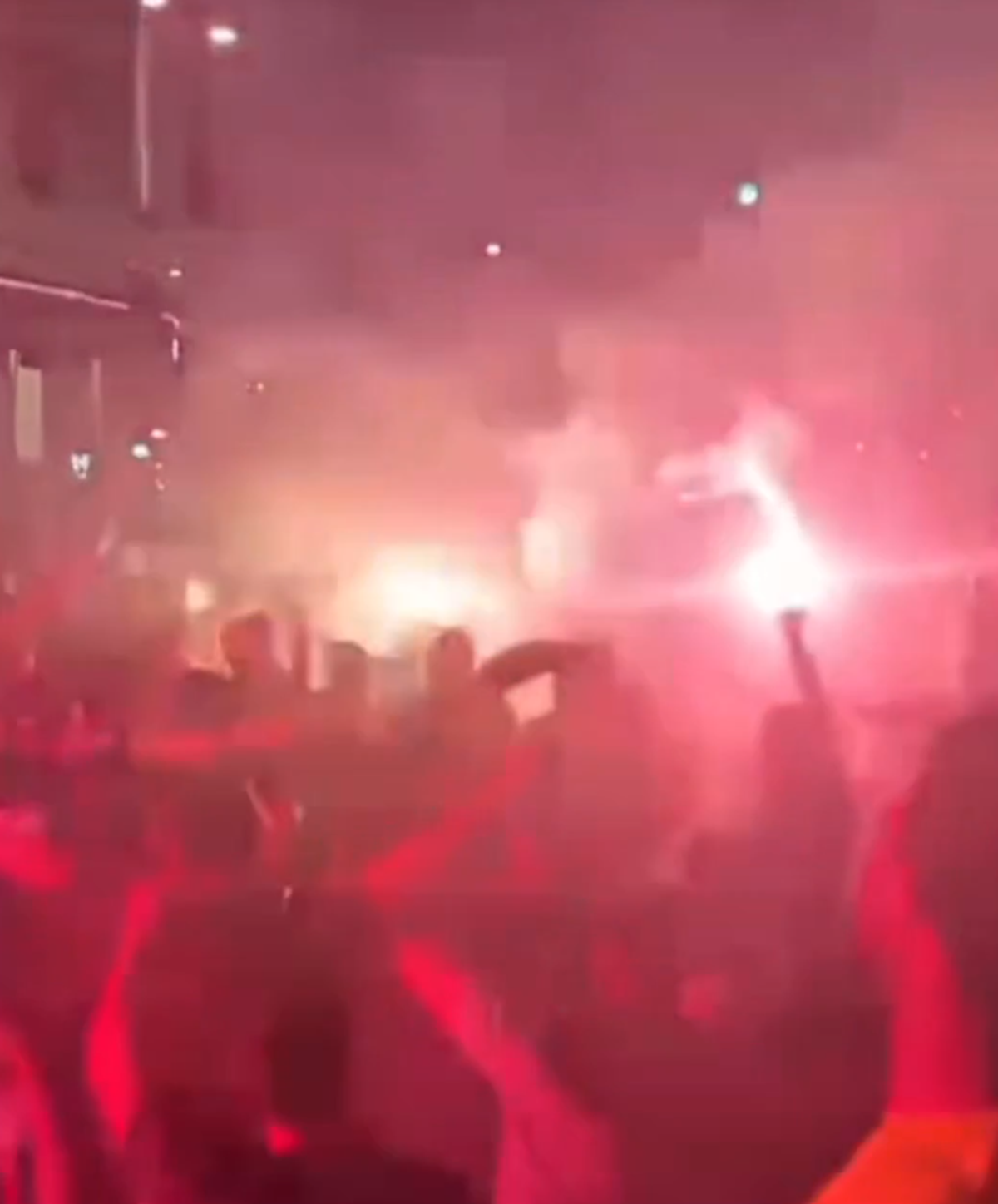 Fanii echipei din Ierusalim au luat cu asalt Bucureștiul: torțe și fumigene pe străzile Capitalei în toiul nopții