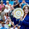 Linda Noskova prezentând trofeul de la Wimbledon publicului din Praga Foto: Imago Images