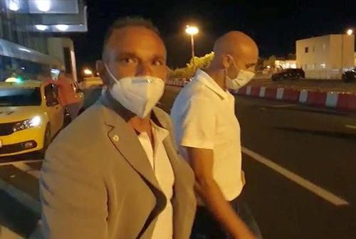 Pablo Cortacero (stânga), alături de directorul sportiv Rufo Collado la aeroport