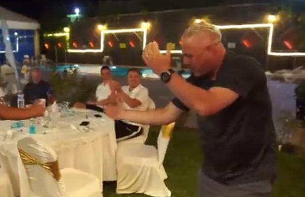 VIDEO Marius Șumudică, omul-spectacol! Antrenorul și-a uimit fotbaliștii cu mișcările de dans