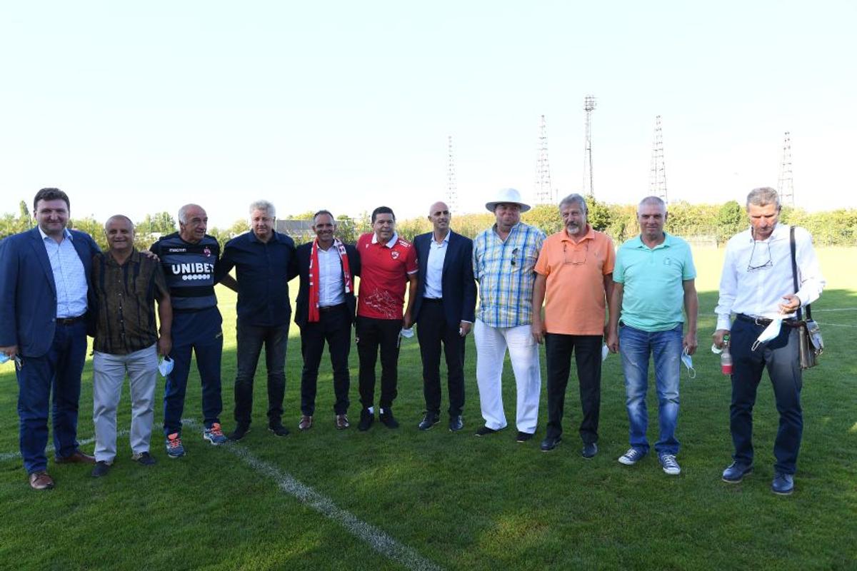 DINAMO. Faza zilei la conferința lui Cortacero » Gestul prin care Gigi Mulțescu l-a lăsat cu ochii-n soare pe afaceristul spaniol: „Nu, mulțumesc!”