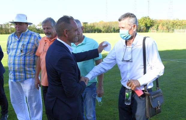 DINAMO. Faza zilei la conferința lui Cortacero » Gestul prin care Gigi Mulțescu l-a lăsat cu ochii-n soare pe afaceristul spaniol: „Nu, mulțumesc!”