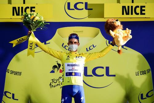 Julian Alaphilippe sărbătorește în galben Foto A.S.O./Alex Broadway