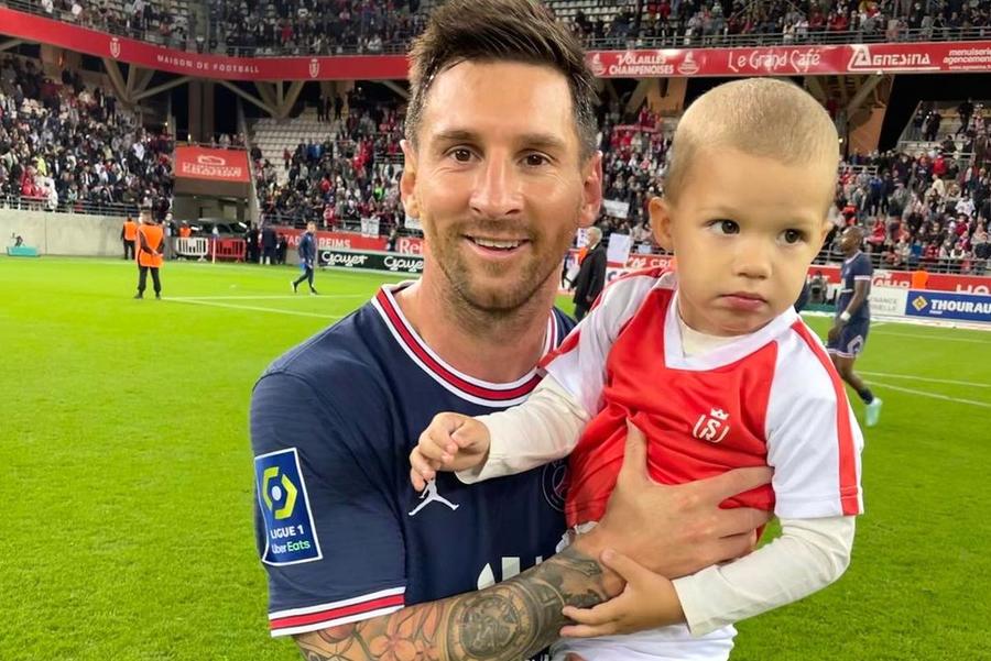 Messi, alături de tânărul său fan / Sursă foto: IG/rajkovic__ana Unicul Leo Messi! Gestul argentinianului face înconjurul Franței: cu cine s-a fotografiat după debutul în Ligue 1