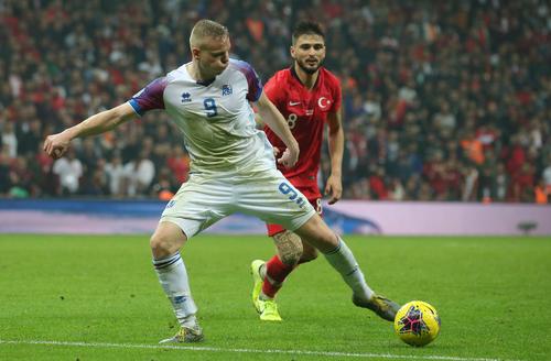Kolbeinn Sigthorsson (jucătorul în echipament alb) // sursă foto: Imago