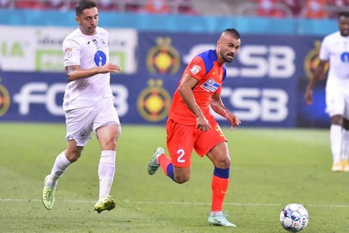 Răzvan Grădinaru (stânga), în meciul cu FCSB // foto: Imago