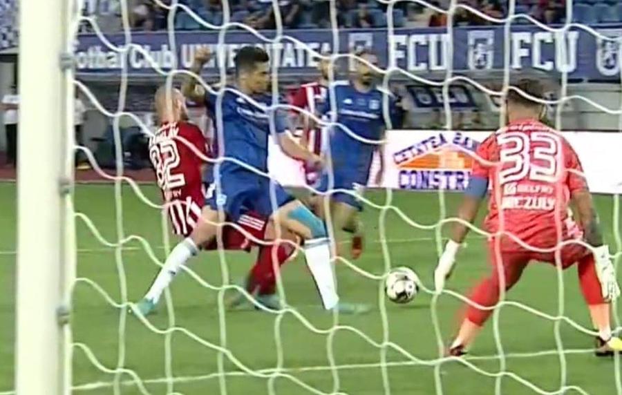 FCU Craiova - Sepsi // foto: captură DigiSport Ce se întâmplă cu VAR-ul în Liga 1?! Gol validat în FCU Craiova - Sepsi după un henț evident: „E clar, nu există dubii!” » Alte 3 faze la limită!