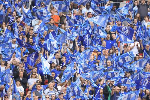 Chelsea a investit 417 milioane de euro pe transferuri doar în această vară și s-a zgârcit la 12 euro, cât primeau suporteri săraci ce mergeau la meciurile de „afară”. Conducerea londonezilor face astfel o economie de 320.000 de euro pe sezon.