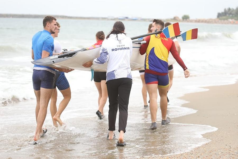 Roxana Anghel ajutând la punerea bărcii pe mare FOTO FR Canotaj Trio strălucitor la malul mării » Medaliații olimpici ai României de la Paris au promovat la Constanța o probă care se află în programul de la Los Angeles 2028