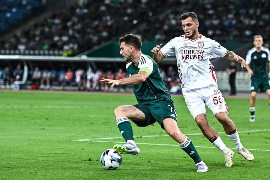 Fottis Ioannidis (stânga), atacantul lui Panathinaikos, într-un duel din meciul cu Samsunspor / Foto: Imago S-a închis și „pista” Rennes! » Francezii au ales un alt atacant în locul lui Louis Munteanu: achită 23 de milioane €