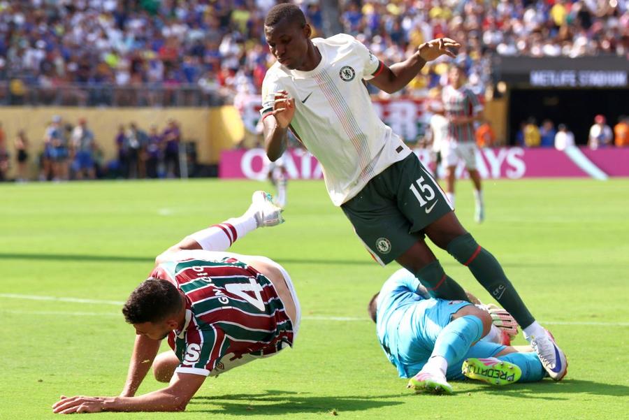 Nicolas Jackson (în alb) / Foto: Imago Images Acum chiar că s-a încheiat transferul: Bayern i-a adus rezervă lui Harry Kane » Cât o costă Nicolas Jackson!