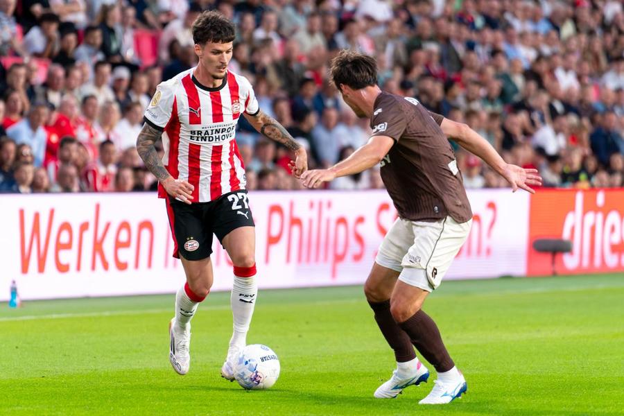 Dennis Man, în PSV - Telstar. FOTO: Imago Images Presa din Olanda, nemiloasă după al doilea meci cu Dennis Man titular: „PSV a cheltuit 24 de milioane, niciun duel câștigat!”