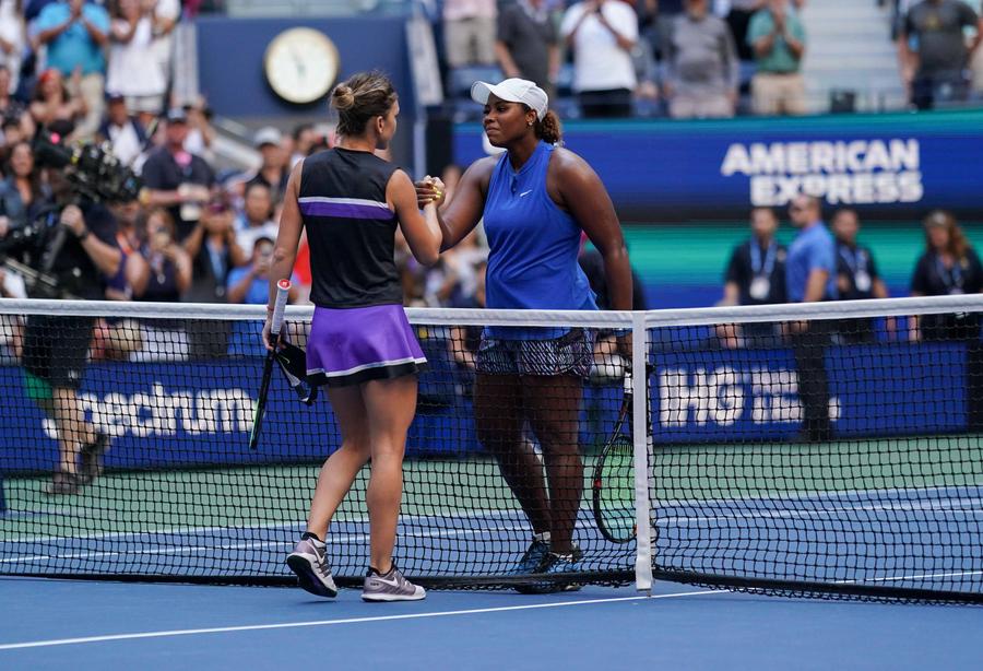 Taylro Townsend și Simona Halep la finalul partidie din 2019 de la US Open FOTO Imago Images Taylor Townsend a învins-o pe Mirra Andreeva și a fost rugată să compare succesul cu cel obținut în fața Simonei Halep în 2019: „Senzație complet diferită”