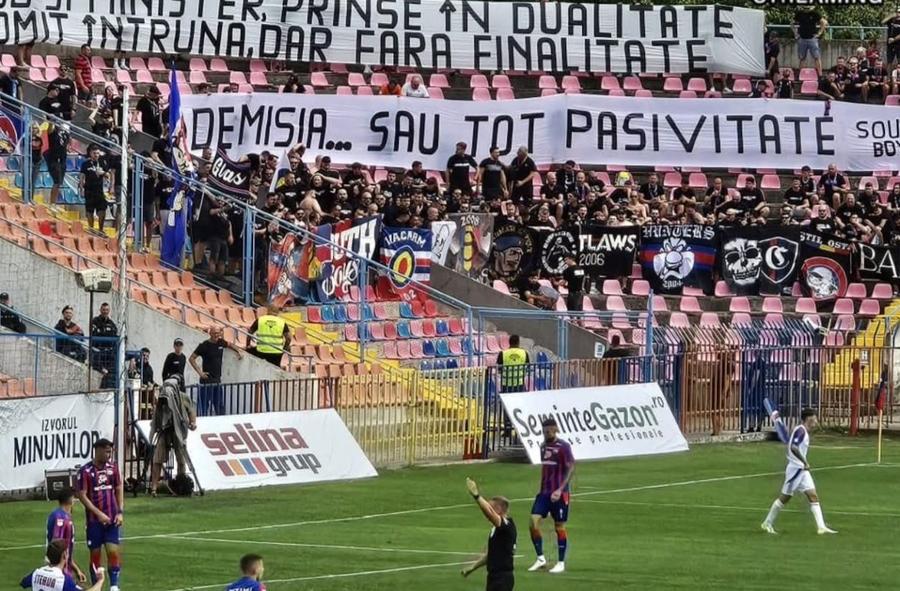 Mesajul afișat de Peluza Sud la FC Bihor - Steaua 4-2 / Sursă foto: Facebook@ Redacția CSS Protest și la eșecul dur de la Oradea » Peluza Sud Steaua: „Demisia... Sau tot pasivitate?”