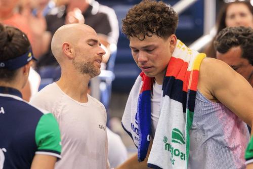 Ben Shelton părăsește arena în lacrimi, în timp ce e consolat de francezul Mannarino / FOTO: Imago Images