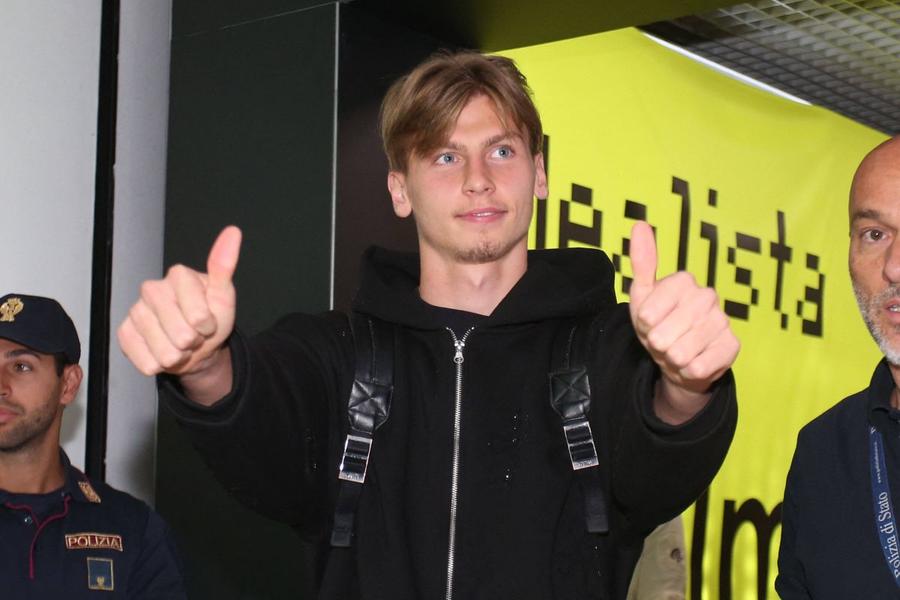 Jan Ziolkowski (aici la sosirea pe aeroportul Fiumicino) va semna un contract pe 5 ani cu AS Roma / Foto: Imago Edi Iordănescu mai pierde un jucător! » Legia Varșovia vinde în Serie A. Este al treilea cel mai scump transfer