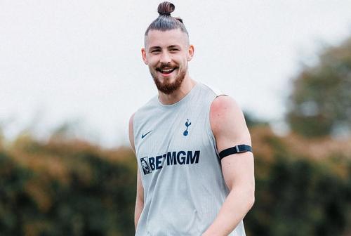 Radu Drăgușin se antrenează de o lună cu Tottenham, dar revenirea sa la echipa națională nu se va produce luna viitoare