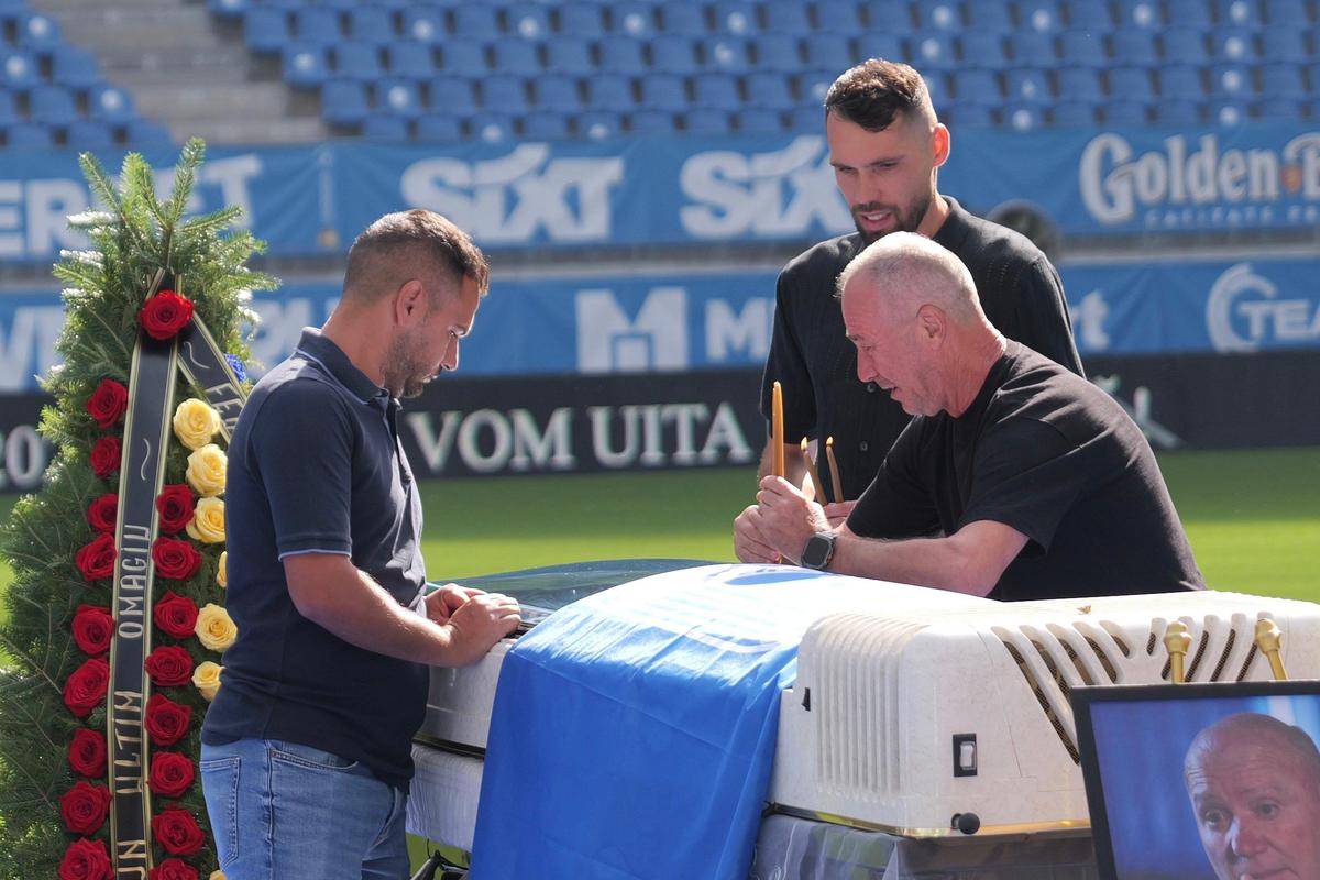 Sicriul lui Nae Ungureanu, pe gazonul stadionului din Craiova