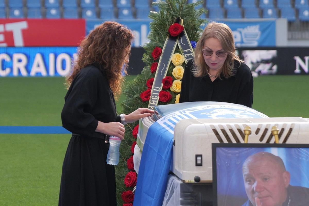 Nae Ungureanu va fi înmormântat azi lângă Ilie Balaci »  Cortegiul funerar a ajuns la Biserica „Sfânta Treime”