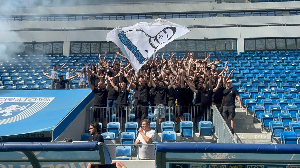 Sicriul lui Nae Ungureanu, pe gazonul stadionului din Craiova