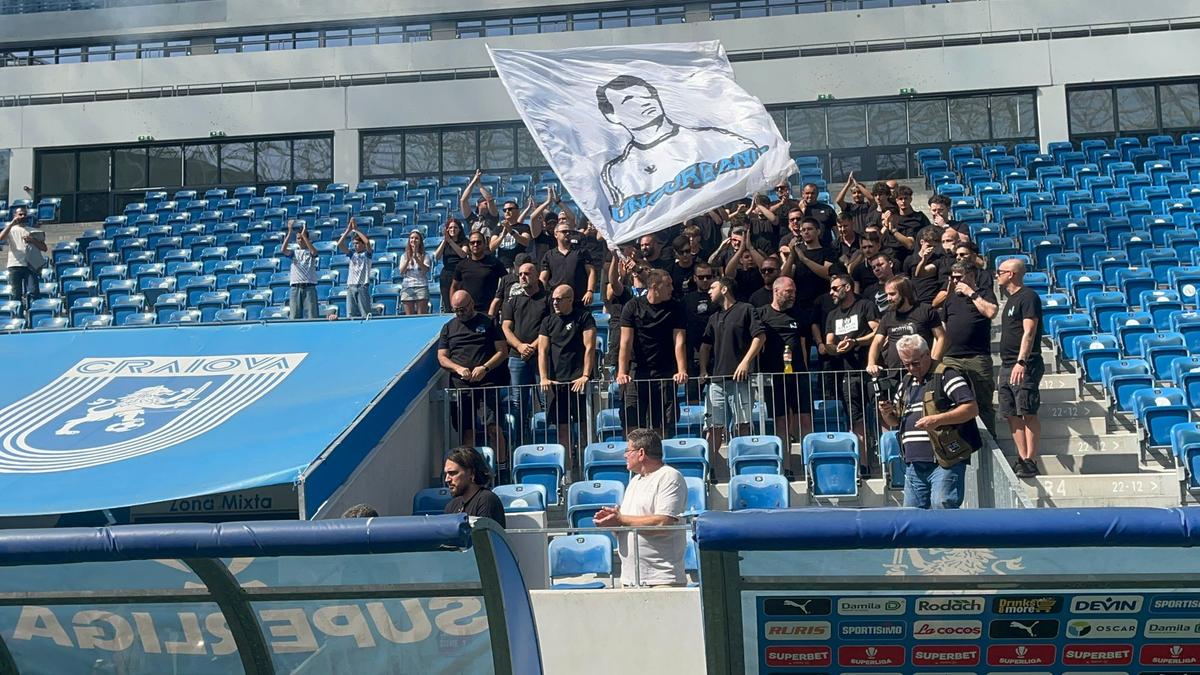 Sicriul lui Nae Ungureanu, pe gazonul stadionului din Craiova