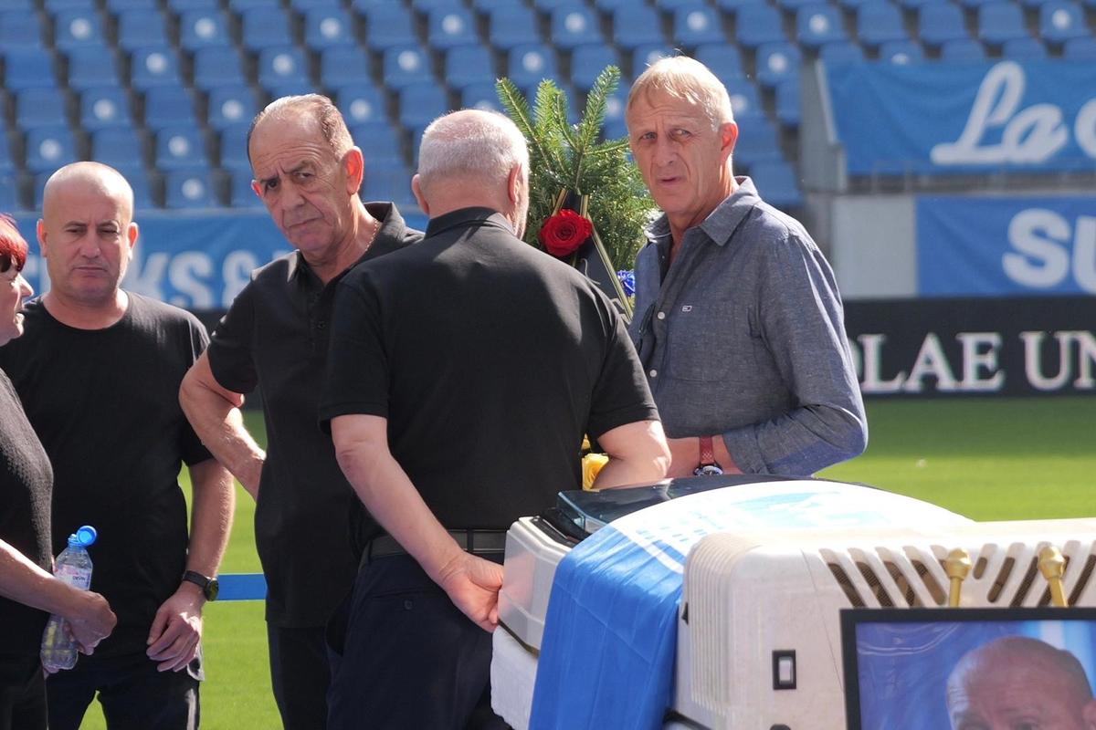 Sicriul lui Nae Ungureanu, pe gazonul stadionului din Craiova