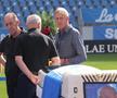 Sicriul lui Nae Ungureanu, pe gazonul stadionului din Craiova// foto Andrei Furnigă (GSP)